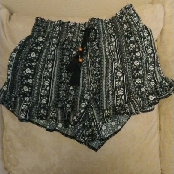 🖤💙2 PAIR SOFT FLORAL PRINT RUFFLED SHORTS🖤💙 - Picture 5 of 7